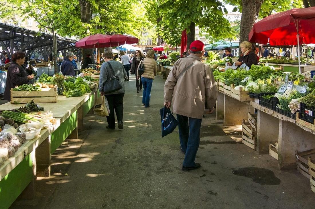 Stragany z warzywami na targu o poranku