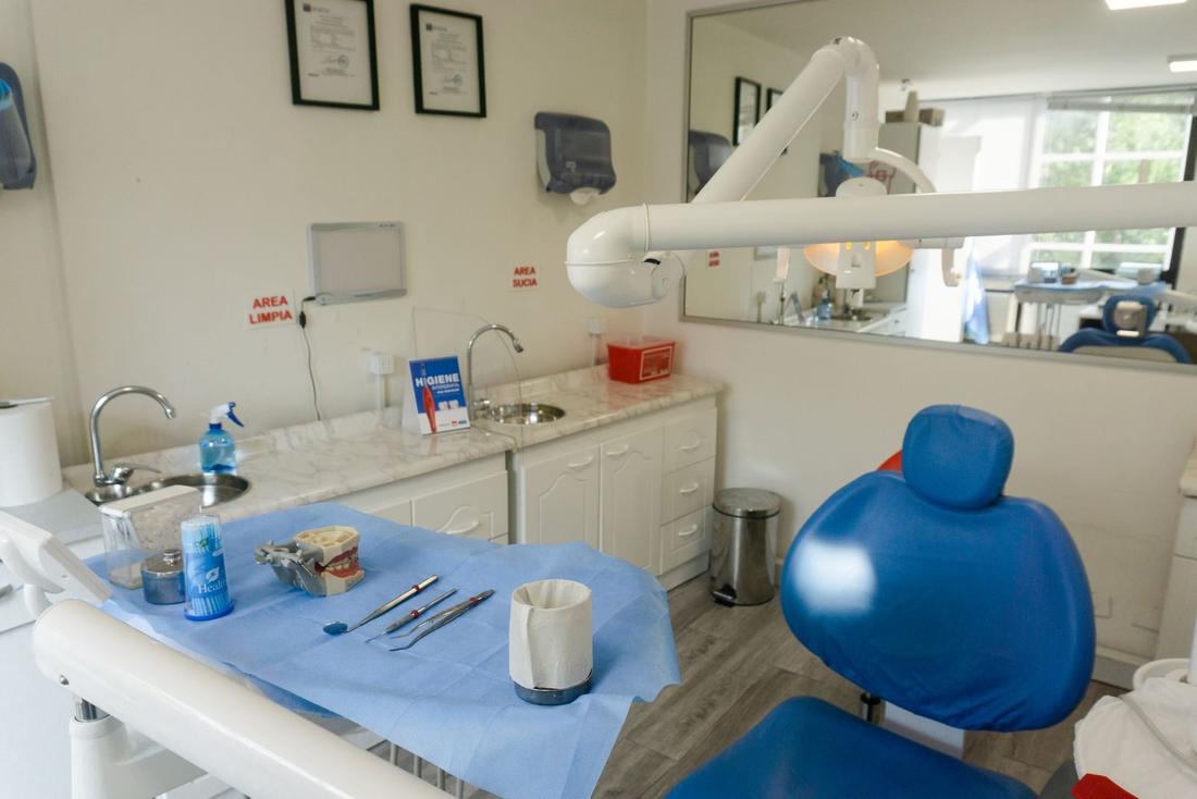 Gabinet stomatologiczny z fotelem i lampą